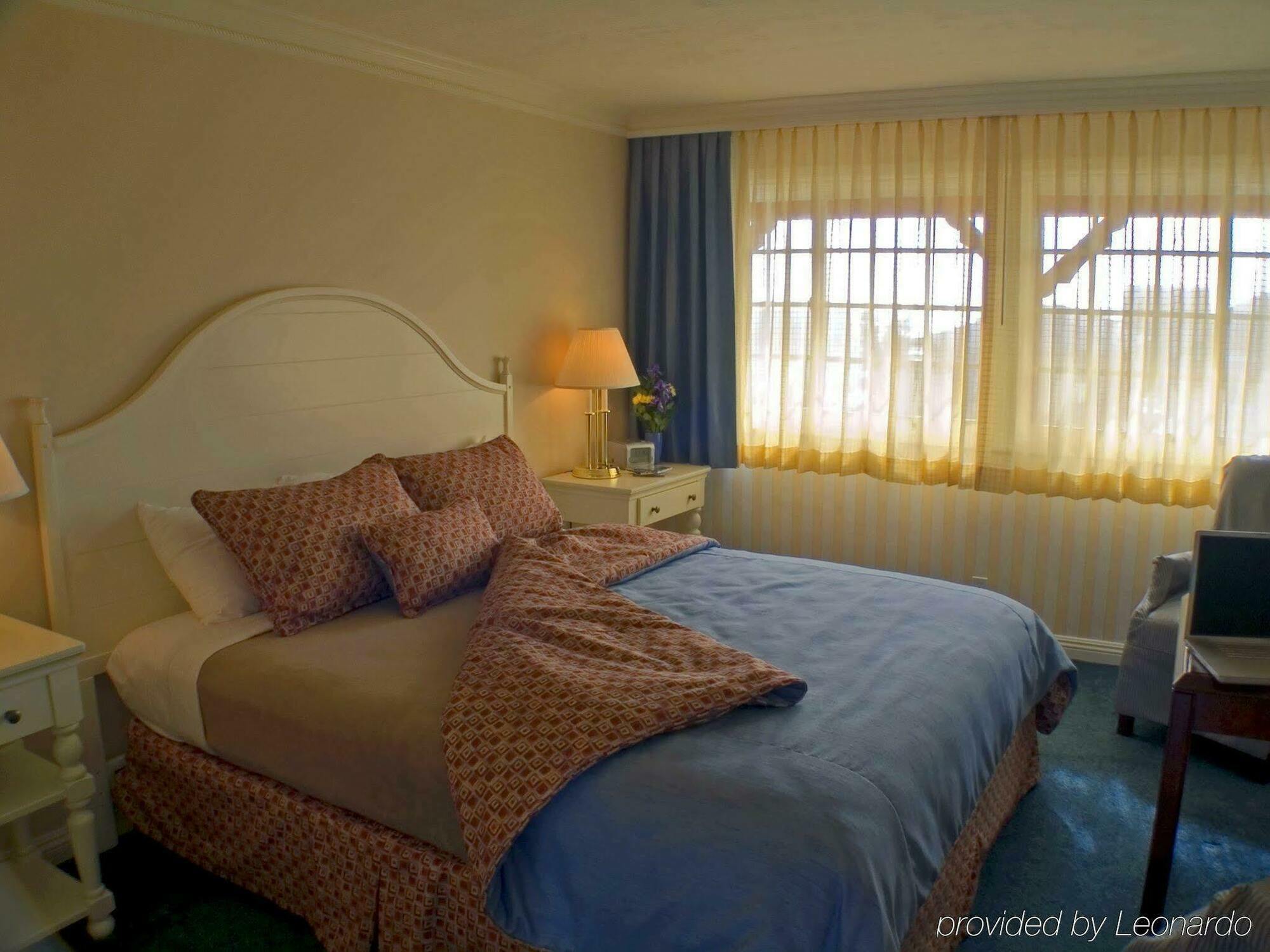Bay Shores Peninsula Hotel Нюпорт Бийч Екстериор снимка